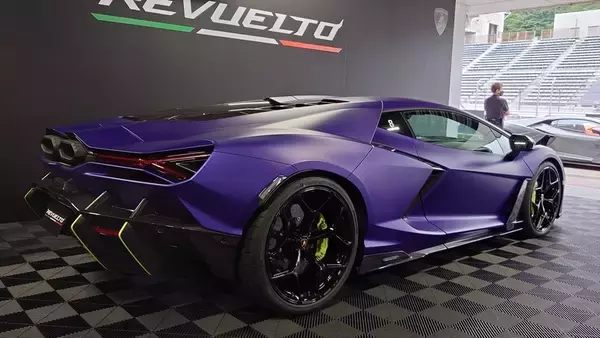 「景色が止まる加速！ ランボルギーニのV12モデル「レヴエルト」の本気を試したら速すぎて脳みそがズレるかと思った」の画像