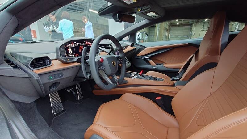 景色が止まる加速！ ランボルギーニのV12モデル「レヴエルト」の本気を試したら速すぎて脳みそがズレるかと思った