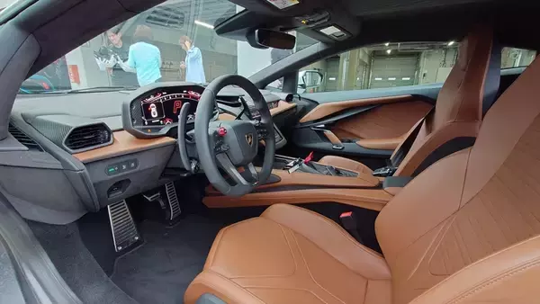 「景色が止まる加速！ ランボルギーニのV12モデル「レヴエルト」の本気を試したら速すぎて脳みそがズレるかと思った」の画像