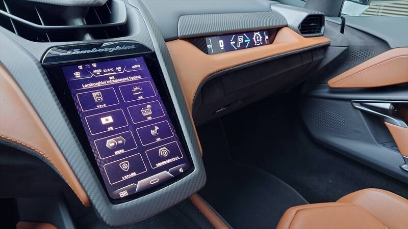 景色が止まる加速！ ランボルギーニのV12モデル「レヴエルト」の本気を試したら速すぎて脳みそがズレるかと思った