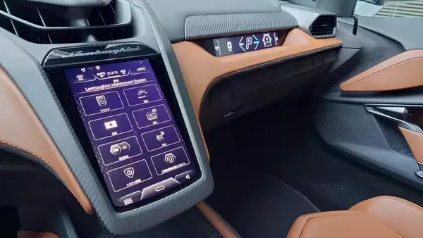 「景色が止まる加速！ ランボルギーニのV12モデル「レヴエルト」の本気を試したら速すぎて脳みそがズレるかと思った」の画像