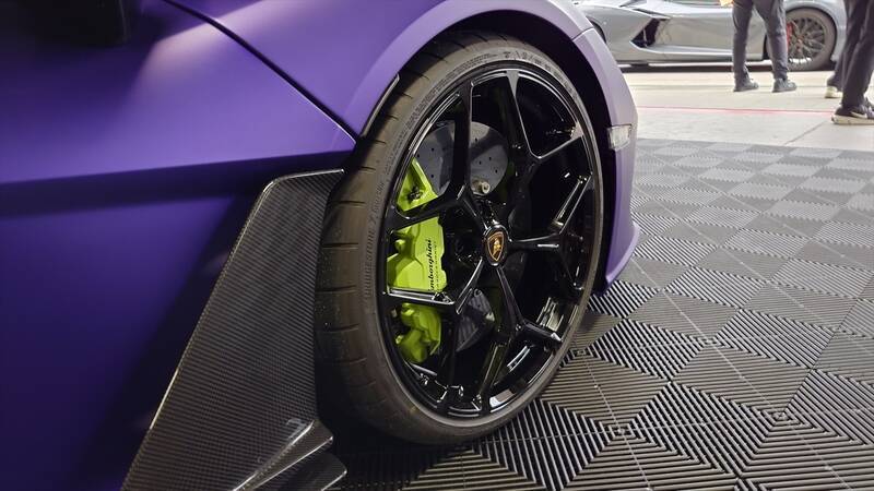 景色が止まる加速！ ランボルギーニのV12モデル「レヴエルト」の本気を試したら速すぎて脳みそがズレるかと思った