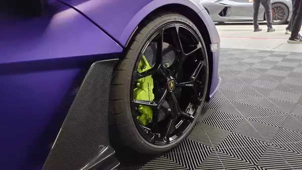 「景色が止まる加速！ ランボルギーニのV12モデル「レヴエルト」の本気を試したら速すぎて脳みそがズレるかと思った」の画像