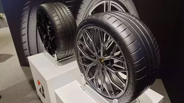 「景色が止まる加速！ ランボルギーニのV12モデル「レヴエルト」の本気を試したら速すぎて脳みそがズレるかと思った」の画像