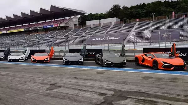 「景色が止まる加速！ ランボルギーニのV12モデル「レヴエルト」の本気を試したら速すぎて脳みそがズレるかと思った」の画像