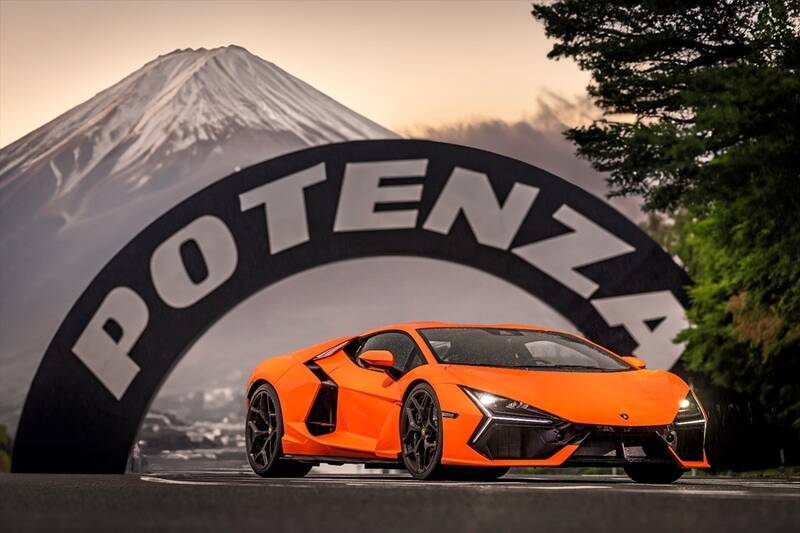 景色が止まる加速！ ランボルギーニのV12モデル「レヴエルト」の本気を試したら速すぎて脳みそがズレるかと思った