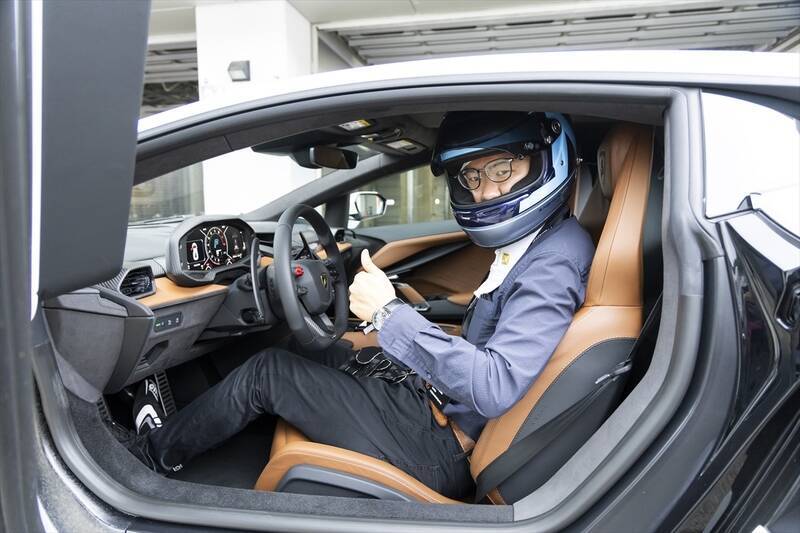 景色が止まる加速！ ランボルギーニのV12モデル「レヴエルト」の本気を試したら速すぎて脳みそがズレるかと思った