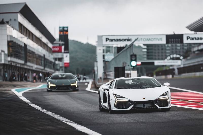 景色が止まる加速！ ランボルギーニのV12モデル「レヴエルト」の本気を試したら速すぎて脳みそがズレるかと思った