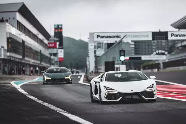 「景色が止まる加速！ ランボルギーニのV12モデル「レヴエルト」の本気を試したら速すぎて脳みそがズレるかと思った」の画像