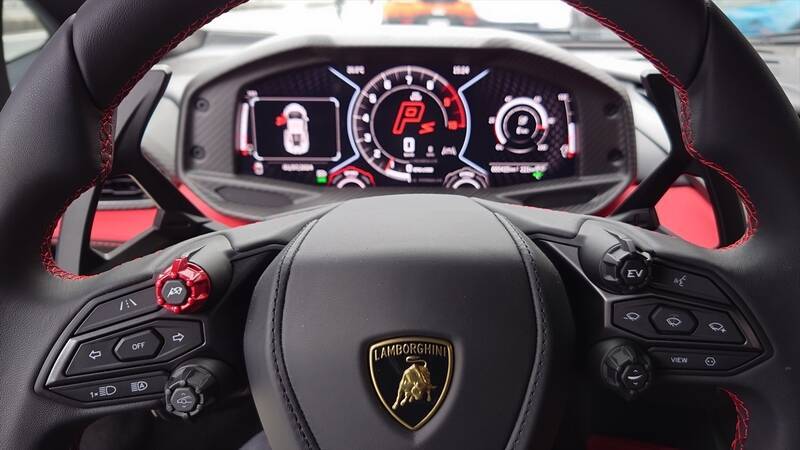 景色が止まる加速！ ランボルギーニのV12モデル「レヴエルト」の本気を試したら速すぎて脳みそがズレるかと思った