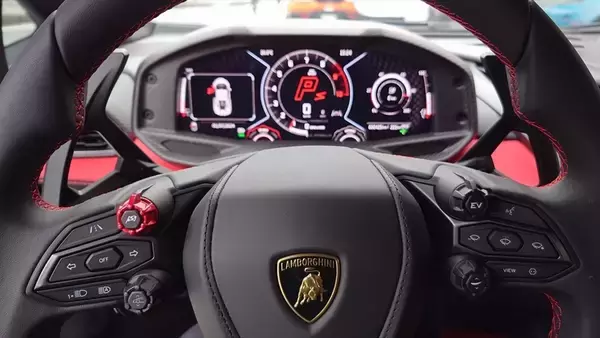 「景色が止まる加速！ ランボルギーニのV12モデル「レヴエルト」の本気を試したら速すぎて脳みそがズレるかと思った」の画像