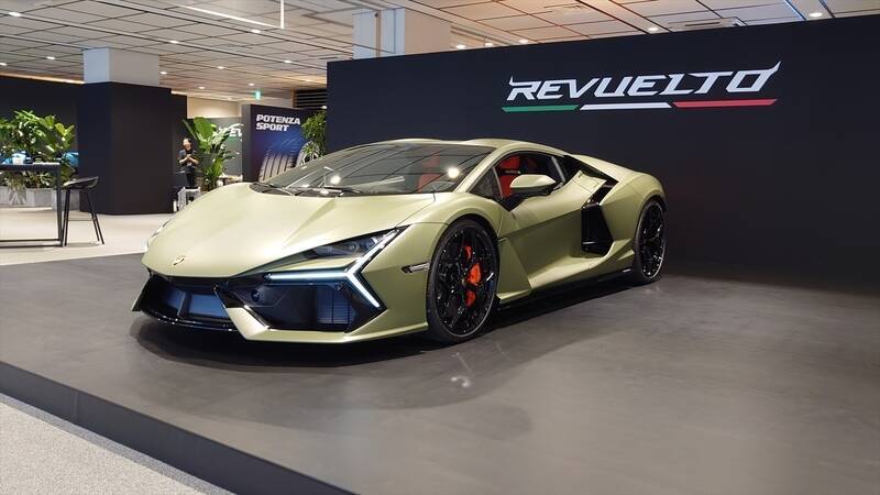 景色が止まる加速！ ランボルギーニのV12モデル「レヴエルト」の本気を試したら速すぎて脳みそがズレるかと思った