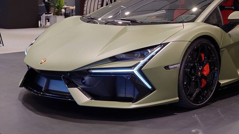 景色が止まる加速！ ランボルギーニのV12モデル「レヴエルト」の本気を試したら速すぎて脳みそがズレるかと思った