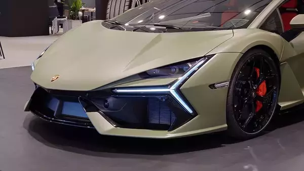 「景色が止まる加速！ ランボルギーニのV12モデル「レヴエルト」の本気を試したら速すぎて脳みそがズレるかと思った」の画像