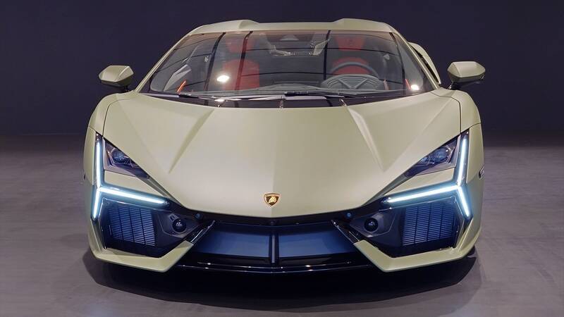 景色が止まる加速！ ランボルギーニのV12モデル「レヴエルト」の本気を試したら速すぎて脳みそがズレるかと思った