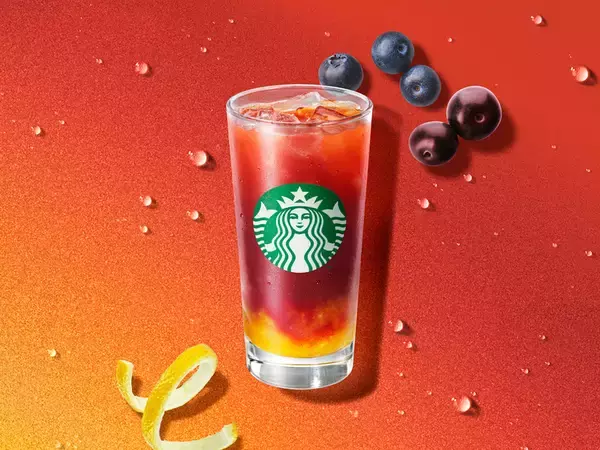 「スタバに「黒猫フラペチーノ」ベリー×チョコで甘酸っぱいご褒美」の画像