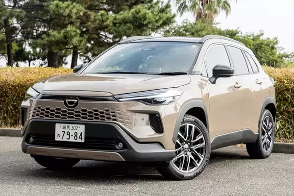 死角ナシの万能SUV！ マイチェン版トヨタ「カローラ クロス」に乗ってわかった“しっとり快適”の正体