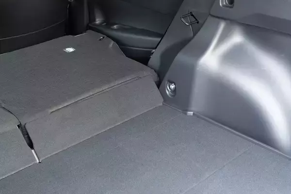 「死角ナシの万能SUV！ マイチェン版トヨタ「カローラ クロス」に乗ってわかった“しっとり快適”の正体」の画像