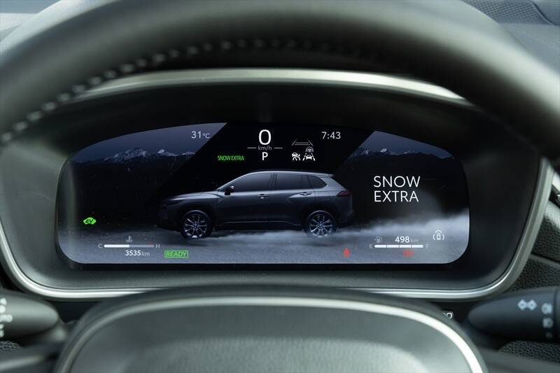 死角ナシの万能SUV！ マイチェン版トヨタ「カローラ クロス」に乗ってわかった“しっとり快適”の正体