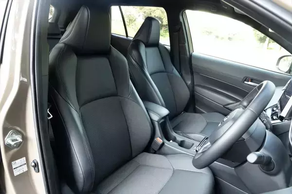 「死角ナシの万能SUV！ マイチェン版トヨタ「カローラ クロス」に乗ってわかった“しっとり快適”の正体」の画像