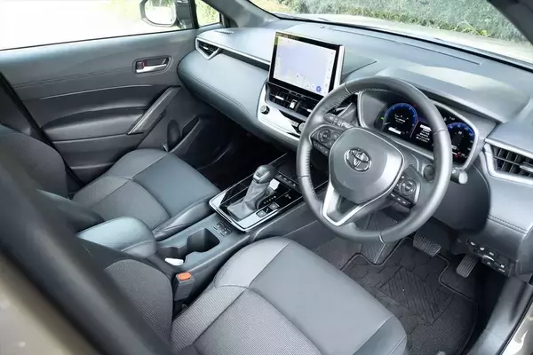 「死角ナシの万能SUV！ マイチェン版トヨタ「カローラ クロス」に乗ってわかった“しっとり快適”の正体」の画像