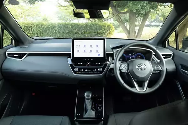 「死角ナシの万能SUV！ マイチェン版トヨタ「カローラ クロス」に乗ってわかった“しっとり快適”の正体」の画像