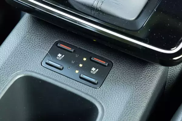 「死角ナシの万能SUV！ マイチェン版トヨタ「カローラ クロス」に乗ってわかった“しっとり快適”の正体」の画像