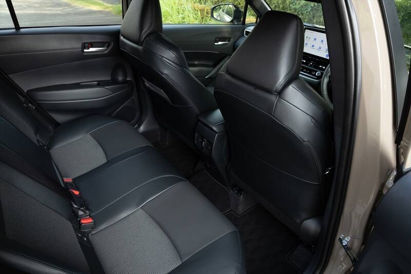 死角ナシの万能SUV！ マイチェン版トヨタ「カローラ クロス」に乗ってわかった“しっとり快適”の正体