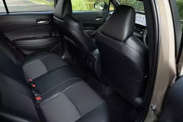 「死角ナシの万能SUV！ マイチェン版トヨタ「カローラ クロス」に乗ってわかった“しっとり快適”の正体」の画像