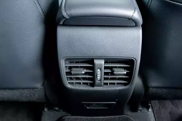 「死角ナシの万能SUV！ マイチェン版トヨタ「カローラ クロス」に乗ってわかった“しっとり快適”の正体」の画像