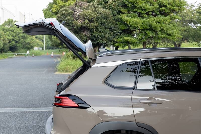 死角ナシの万能SUV！ マイチェン版トヨタ「カローラ クロス」に乗ってわかった“しっとり快適”の正体