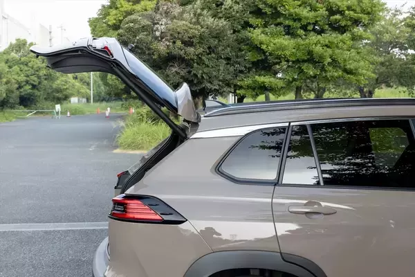「死角ナシの万能SUV！ マイチェン版トヨタ「カローラ クロス」に乗ってわかった“しっとり快適”の正体」の画像