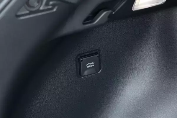 「死角ナシの万能SUV！ マイチェン版トヨタ「カローラ クロス」に乗ってわかった“しっとり快適”の正体」の画像