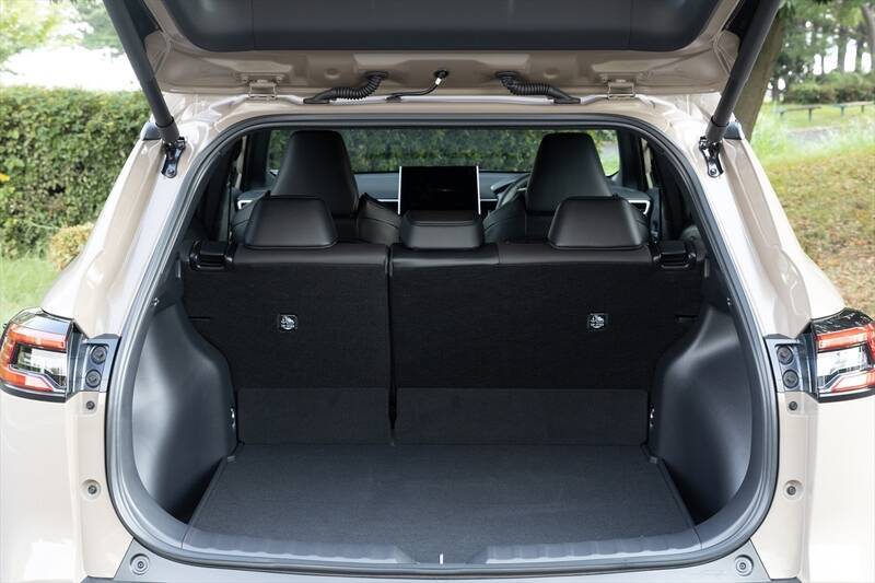 死角ナシの万能SUV！ マイチェン版トヨタ「カローラ クロス」に乗ってわかった“しっとり快適”の正体