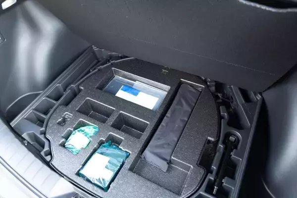 「死角ナシの万能SUV！ マイチェン版トヨタ「カローラ クロス」に乗ってわかった“しっとり快適”の正体」の画像