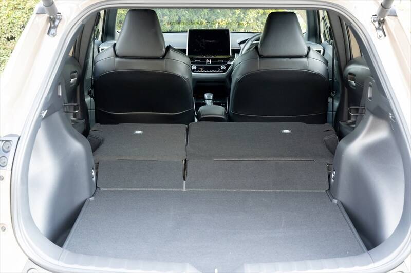 死角ナシの万能SUV！ マイチェン版トヨタ「カローラ クロス」に乗ってわかった“しっとり快適”の正体