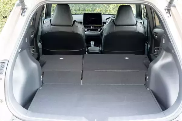 「死角ナシの万能SUV！ マイチェン版トヨタ「カローラ クロス」に乗ってわかった“しっとり快適”の正体」の画像