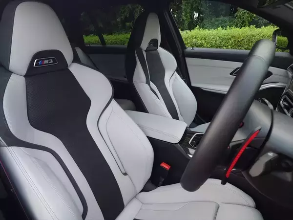 「BMW「M3 ツーリング」は4WDでもFRっぽさを残す快適性と走りを両立させる1台」の画像