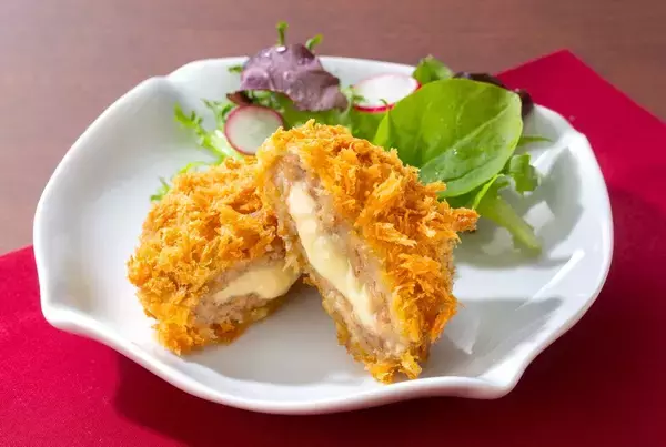 「これはうまいやつ。5種チーズでコク際立つとろ～り濃厚チーズカツ」の画像