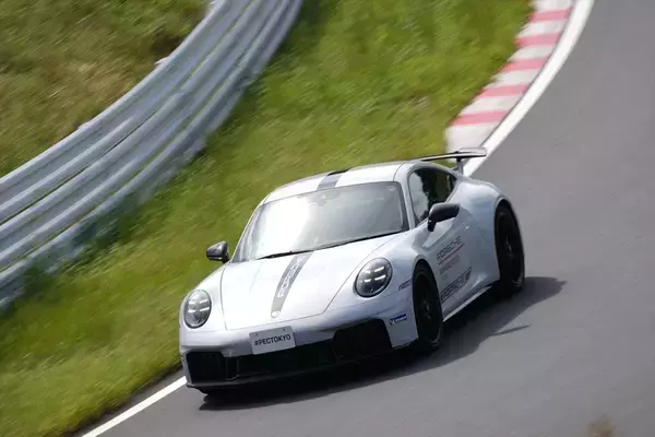 え、これがハイブリッド!? ポルシェ「911 GTS」が“速さ”の常識をぶち壊しにきた！