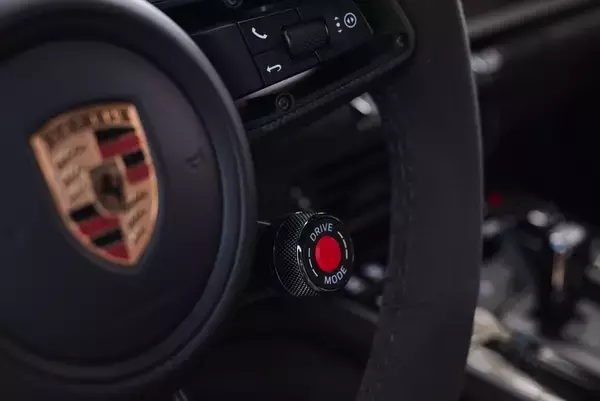 「え、これがハイブリッド!? ポルシェ「911 GTS」が“速さ”の常識をぶち壊しにきた！」の画像