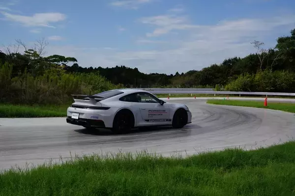 「え、これがハイブリッド!? ポルシェ「911 GTS」が“速さ”の常識をぶち壊しにきた！」の画像