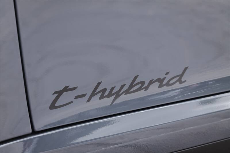 え、これがハイブリッド!? ポルシェ「911 GTS」が“速さ”の常識をぶち壊しにきた！