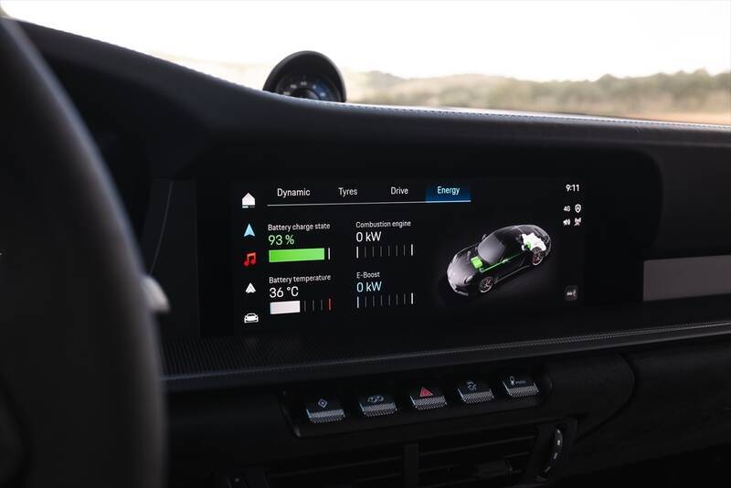 え、これがハイブリッド!? ポルシェ「911 GTS」が“速さ”の常識をぶち壊しにきた！