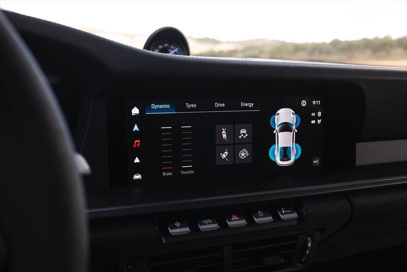 え、これがハイブリッド!? ポルシェ「911 GTS」が“速さ”の常識をぶち壊しにきた！