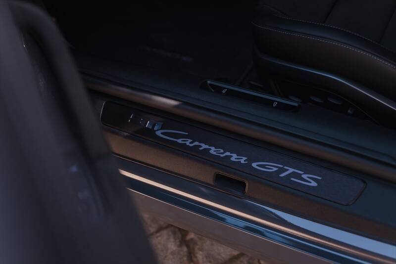 え、これがハイブリッド!? ポルシェ「911 GTS」が“速さ”の常識をぶち壊しにきた！