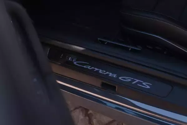 「え、これがハイブリッド!? ポルシェ「911 GTS」が“速さ”の常識をぶち壊しにきた！」の画像