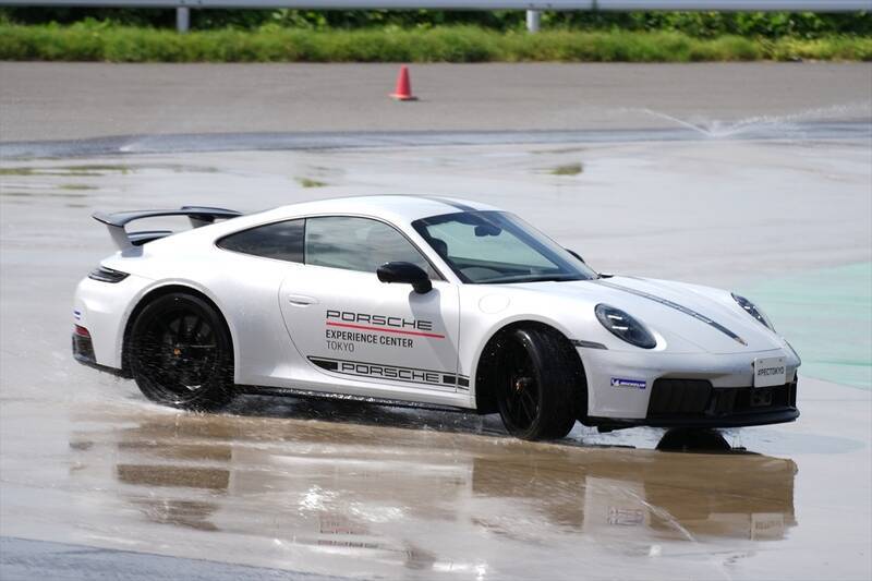 え、これがハイブリッド!? ポルシェ「911 GTS」が“速さ”の常識をぶち壊しにきた！