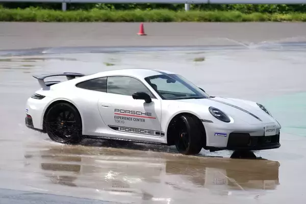 「え、これがハイブリッド!? ポルシェ「911 GTS」が“速さ”の常識をぶち壊しにきた！」の画像