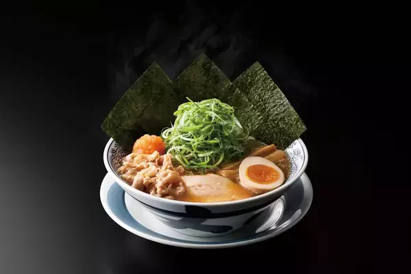 「贅沢な「特製肉そば」が限定登場！ 看板ラーメンに「ドッカンねぎ」や「チャーシュー」をのせた」の画像